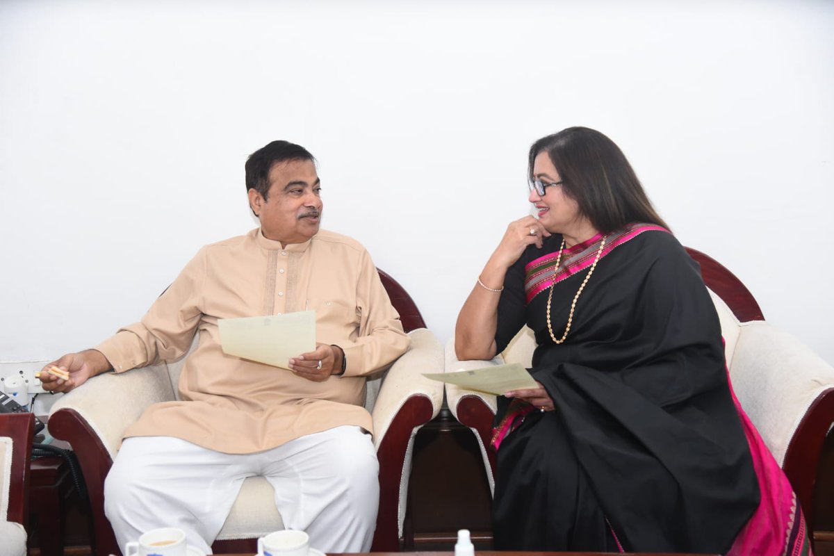 sumalathaA's tweet photo. ಬೆಂಗಳೂರು-ಮೈಸೂರು ಹೆದ್ದಾರಿ ಕಾಮಗಾರಿ ನ್ಯೂನ್ಯತೆ ಮತ್ತು ಅದೇ ವ್ಯಾಪ್ತಿಯಲ್ಲಿ ಮಂಡ್ಯದಲ್ಲಿ ವರ್ತುಲ ರಸ್ತೆ ನಿರ್ಮಾಣ, ರಸ್ತೆ ಅಗಲೀಕರಣ, ವೈಟ್ ಟಾಪಿಂಗ್, ಫುಟ್ ಪಾತ್, ಒಳ ಚರಂಡಿ ಕಾಮಗಾರಿ ಬಗ್ಗೆ ಮನವಿ ಮಾಡಿದ ಕೂಡಲೇ ಅದಕ್ಕೆ ಸ್ಪಂದಿಸಿ ಕಾಮಗಾರಿಗೆ ಅನುಮತಿಸಿದ ಕೇಂದ್ರ ಸಾರಿಗೆ ಸಚಿವರಾದ ಶ್ರೀ @nitin_gadkari ಅವರಿಗೆ ಧನ್ಯವಾದಗಳು.1/2 https://t.co/FwXdHIhQXi