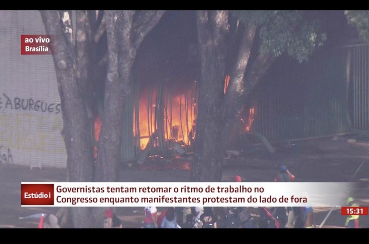 OsmarTerra's tweet photo. Aqui despachando no Ministério do Desenvolvimento Social no fatídico dia 24/05/2017, com fumaça  dos incêndios dos Ministérios ao fundo! https://t.co/h0L9bg30mB