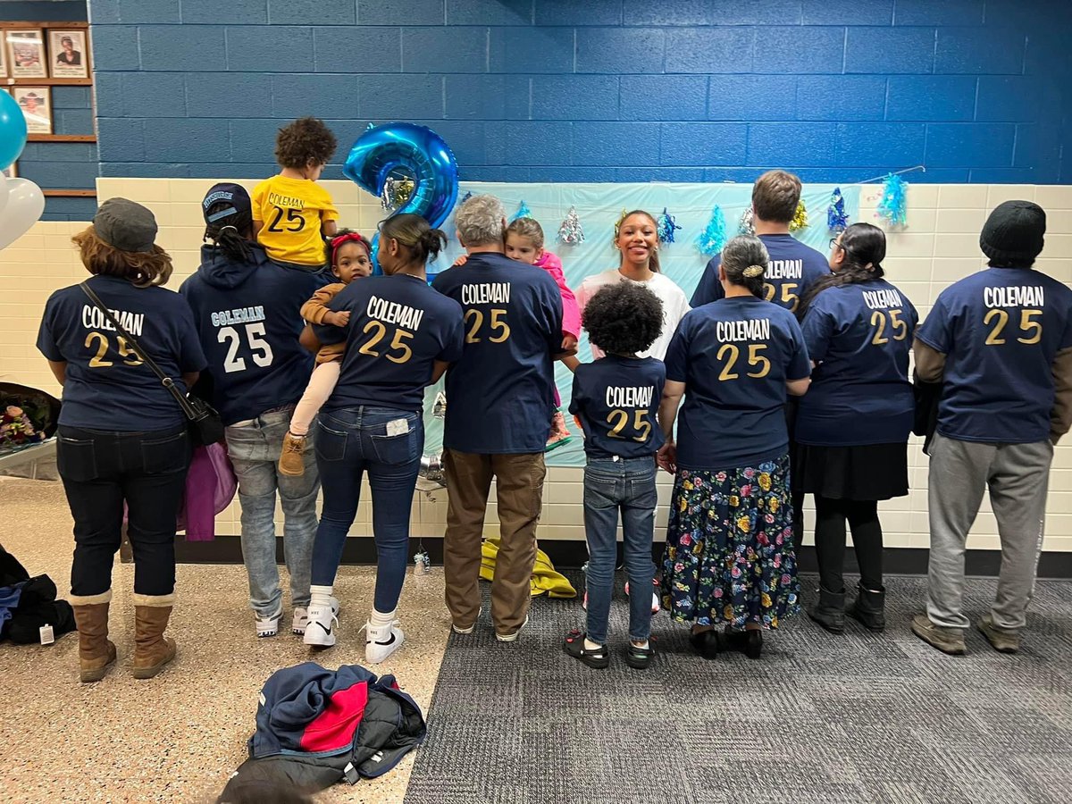 ColemanJhanel's tweet image. Had an amazing senior night and I couldn’t be more blessed to have an amazing support system around me. Thank you to everyone who came and watched. Now that the regular season is over it’s time for playoffs !! #notoveryet