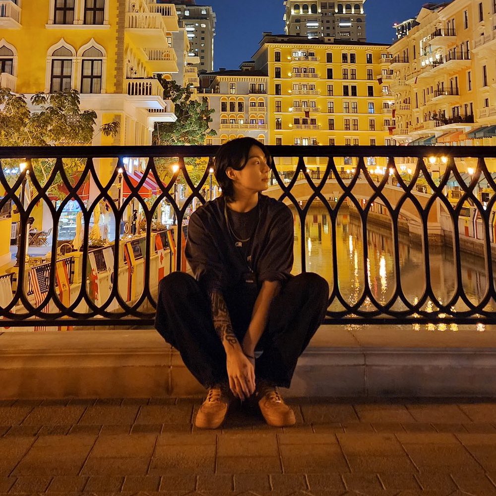 dreamjeons's tweet photo. when your boyfriend takes too many pictures of you during your night out, so you decide to take pretty pictures of him for a change https://t.co/vSdenuG0nA