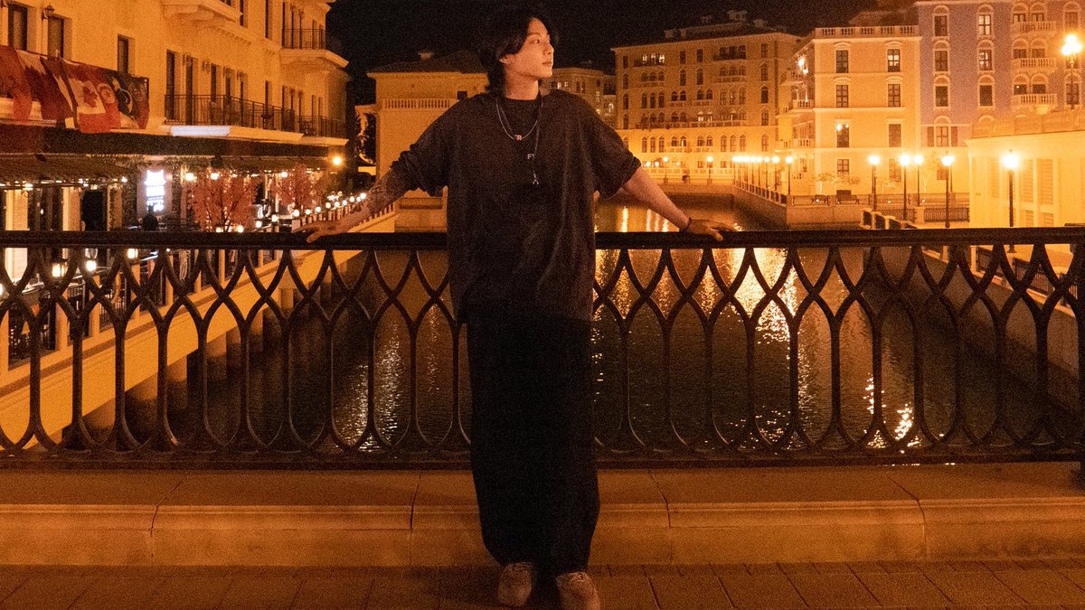 dreamjeons's tweet photo. when your boyfriend takes too many pictures of you during your night out, so you decide to take pretty pictures of him for a change https://t.co/vSdenuG0nA