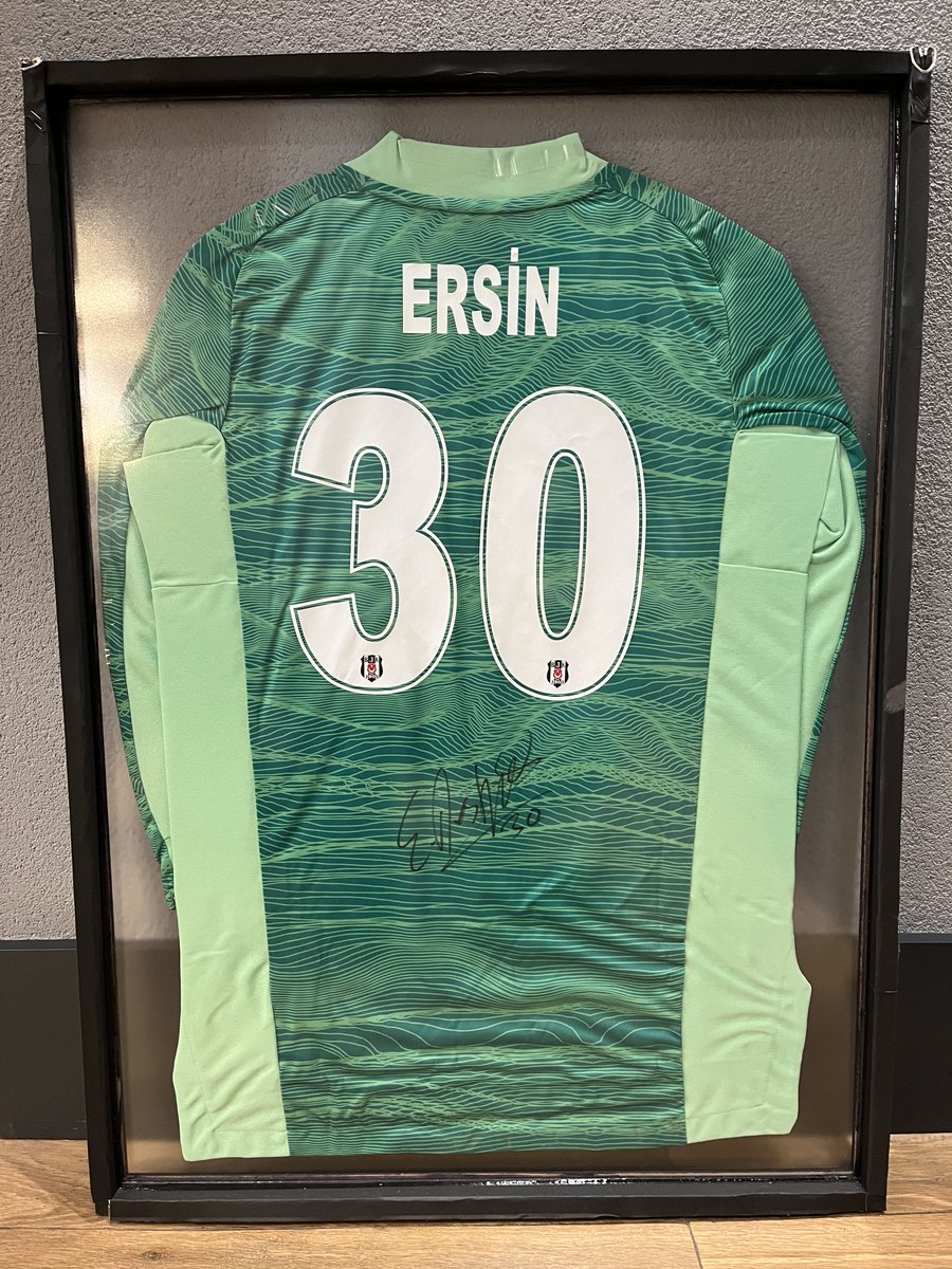 AkalnTemucinAli's tweet photo. Koleksiyonumda yer alan ve bu paylaşımda fotoğraflarına yer verdiğim, 28 Eylül 2021 tarihinde @AFCAjax   – @Besiktas  arasında oynanan @ChampionsLeague  grup aşaması maçında #Beşiktaş kalecisi @ErsinDestanoglu ’nun giydiği ve kendi imzasını taşıyan formayı (1/3) https://t.co/mIJPdwKlgQ