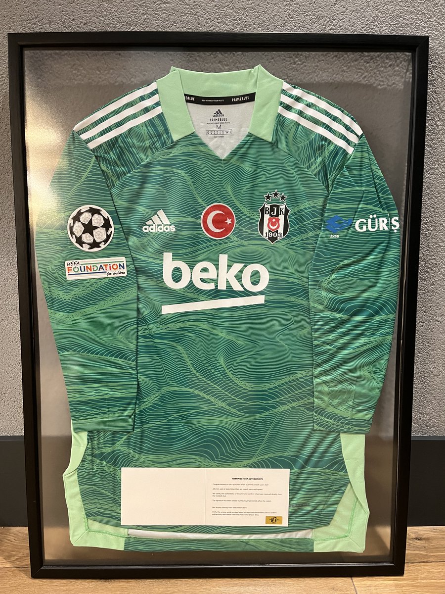 AkalnTemucinAli's tweet photo. Koleksiyonumda yer alan ve bu paylaşımda fotoğraflarına yer verdiğim, 28 Eylül 2021 tarihinde @AFCAjax   – @Besiktas  arasında oynanan @ChampionsLeague  grup aşaması maçında #Beşiktaş kalecisi @ErsinDestanoglu ’nun giydiği ve kendi imzasını taşıyan formayı (1/3) https://t.co/mIJPdwKlgQ