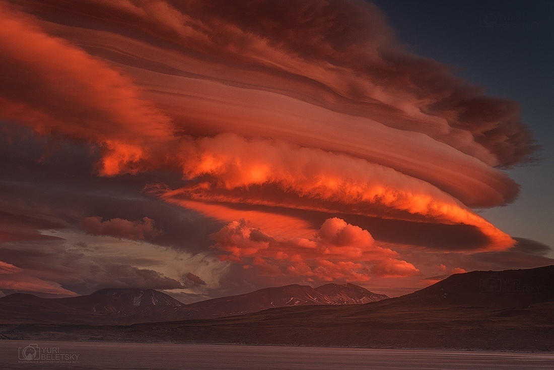 Лентикулярное облако фантастической красоты в закатном небе над Соляной копью Талар в Атакаме, Чили.

Автор: Юрий Белецкий
