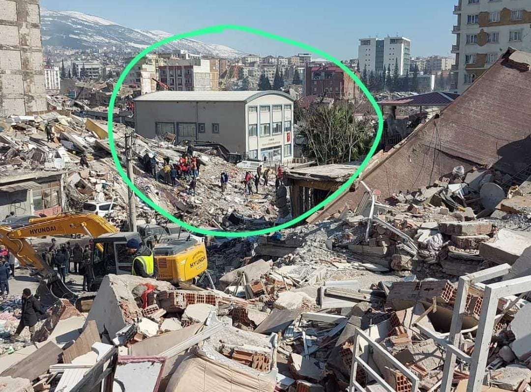 HaberReport's tweet photo. Bulunduğu sokaktaki tüm yapılar yıkılırken İnşaat Mühendisleri Odası depremde zarar görmedi. (Kahramanmaraş) https://t.co/hcVPQj29UE