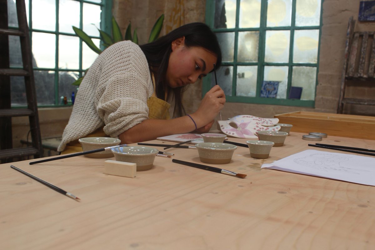 4Viewers's tweet image. It’s a bright week ahead for the potters as they make embossed table lights, and surprise guest judge, Henry Holland, tests their design skills in this week’s #TheGreatPotteryThrowDown. 7.45pm on @Channel4