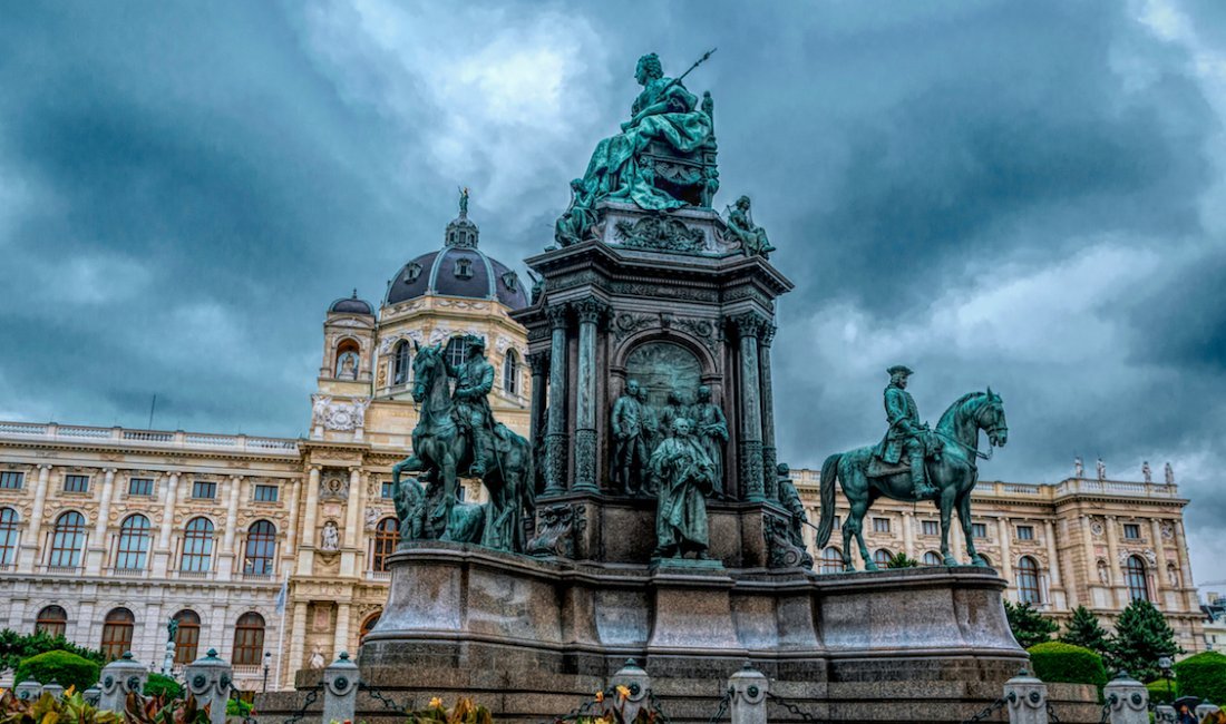 Ci sono città che con la pioggia diventano ancora più affascinanti: Vienna, per esempio. Ecco un po’ di idee per viverla al meglio, anche sotto un ombrello. guidemarcopolo.it/articoli/consi…