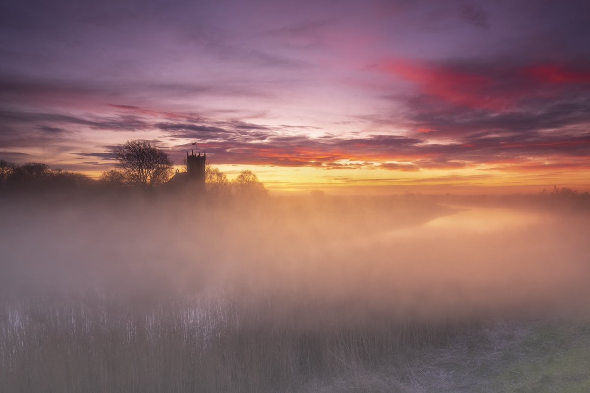 Neil_Carter25's tweet photo. A chilly start to Friday morning here in Wiggenhall St Germans at #sunrise #angliapow #mistymornings @ChrisPage90 @WeatherAisling @KingsLynnLive @DiscKingsLynn @TheLynnNews @LEEFilters @edpkingslynn @YourLocalPaper https://t.co/9O2i7LNCGP