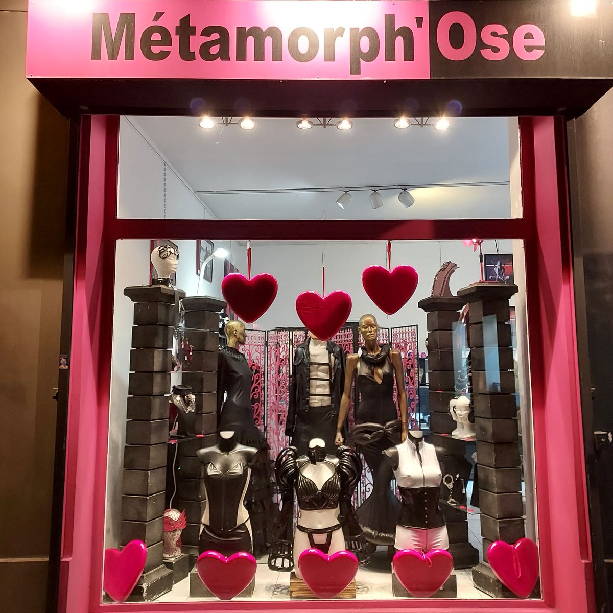 Notre vitrine est déjà aux couleurs de la #SaintValentin toute proche ! @PhyleaCreations #Paris #shopping #sexychic #fetichic #fetishfashion #glamour Avec nos #marques #partenaires : @AnneArroyoCrea @DeMasK @TatjanaWarnecke @Pcatanzaro