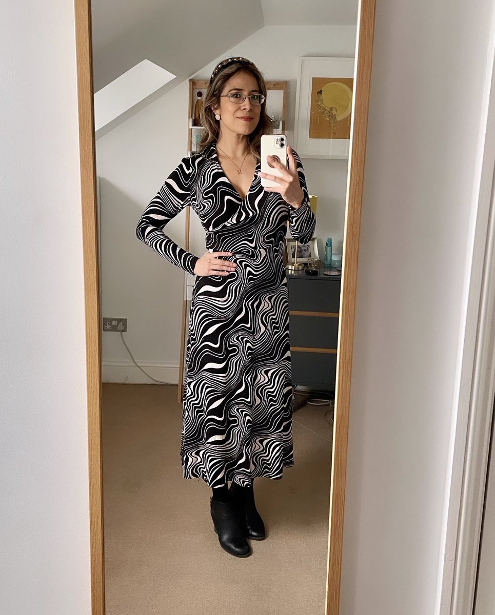 I'm not big fan of heavy patterns but there was just something about this dress, also, it's Friday!
#Fridaymotivation 
#printdress
