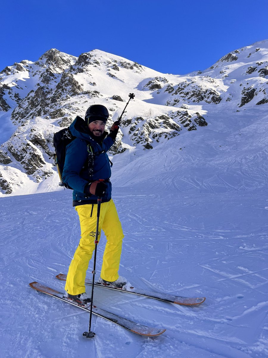grblanco's tweet photo. Corredor Bixen 2-III al Pico Toneo. Mi primera vez una aproximación en #esquimo ,escalada por este corredor asequible con muy buenas condiciones ayer y descenso 🗻 esquiando por la cara Sur conectando con Fuentes por el Tubo del Toneo ⚫️ una nueva droga…😇 con Martín Moriyón 😘 https://t.co/gaFEaAxFj4