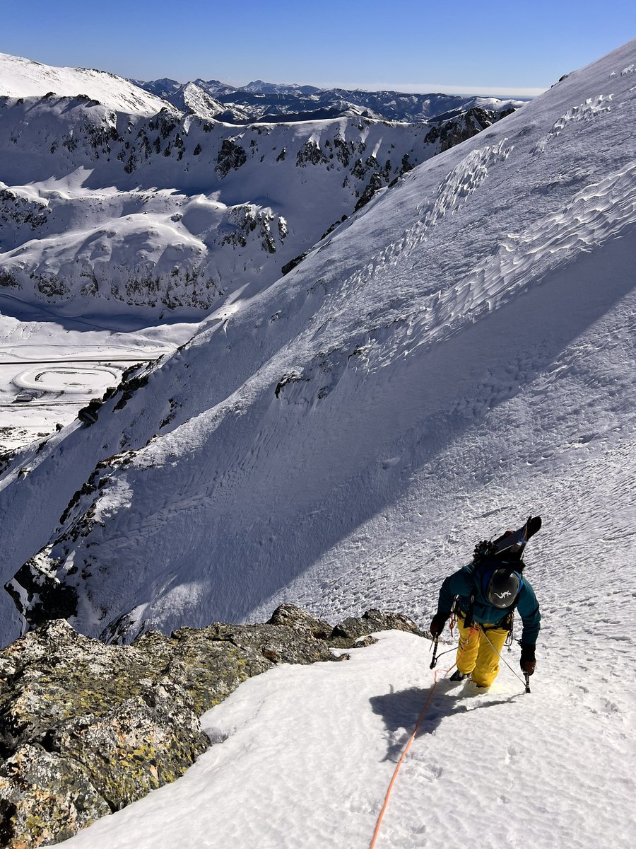grblanco's tweet photo. Corredor Bixen 2-III al Pico Toneo. Mi primera vez una aproximación en #esquimo ,escalada por este corredor asequible con muy buenas condiciones ayer y descenso 🗻 esquiando por la cara Sur conectando con Fuentes por el Tubo del Toneo ⚫️ una nueva droga…😇 con Martín Moriyón 😘 https://t.co/gaFEaAxFj4