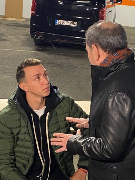 Kaptan Muslera koltuk değneleriyle bile olsa destek için nef stadında..💚