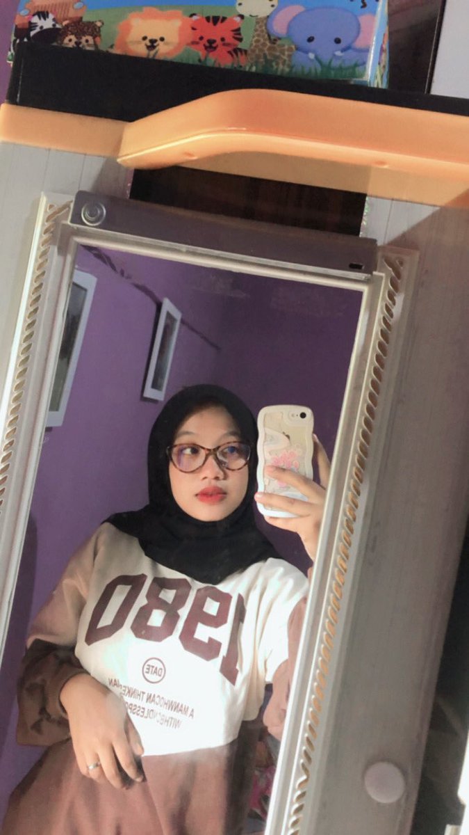 naddzzz_'s tweet photo. Lebih sering nyuruh ngaca apa sering ngaca sendiri??? https://t.co/tJkD7GduDo