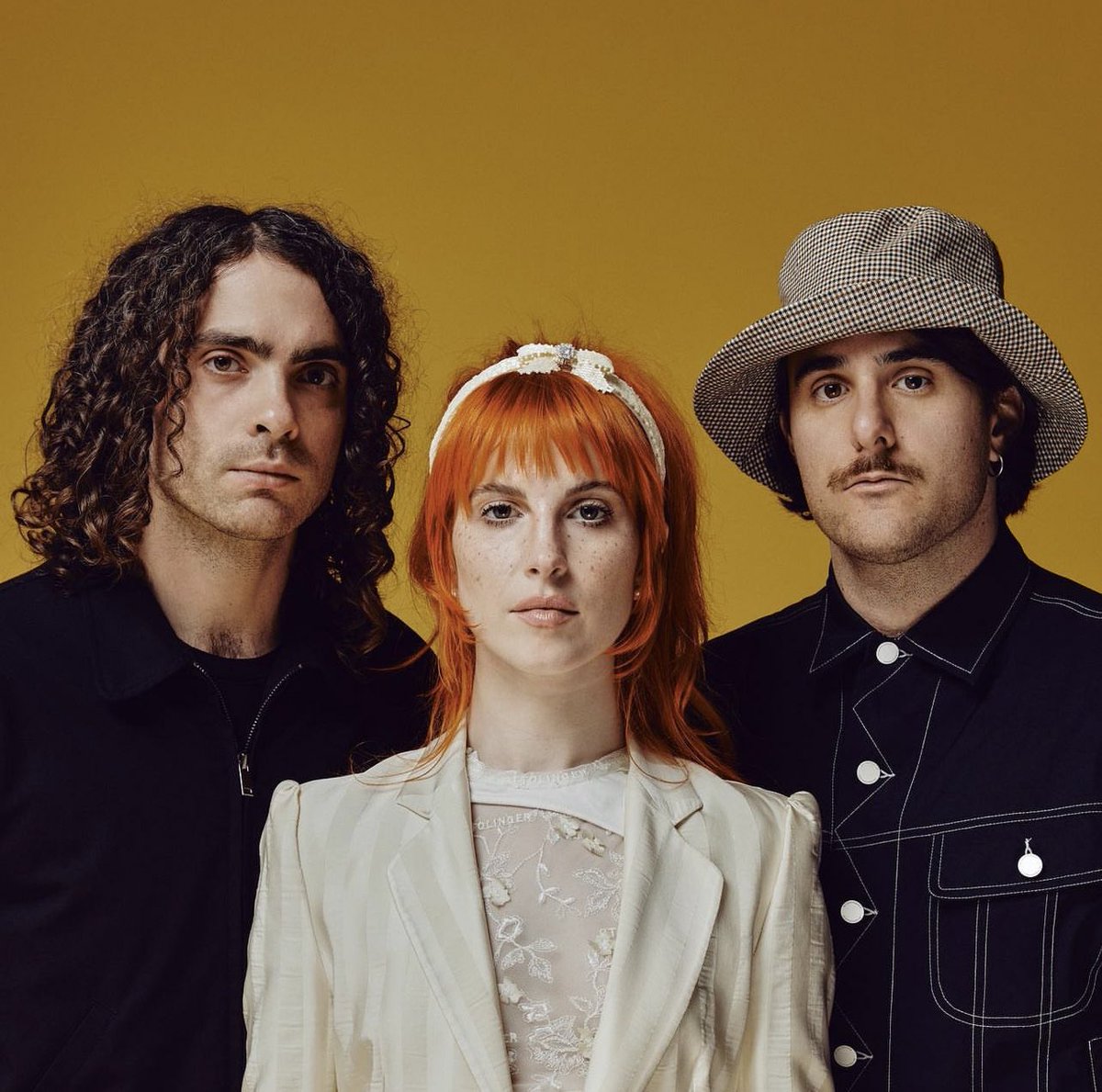 new pic from paramore!