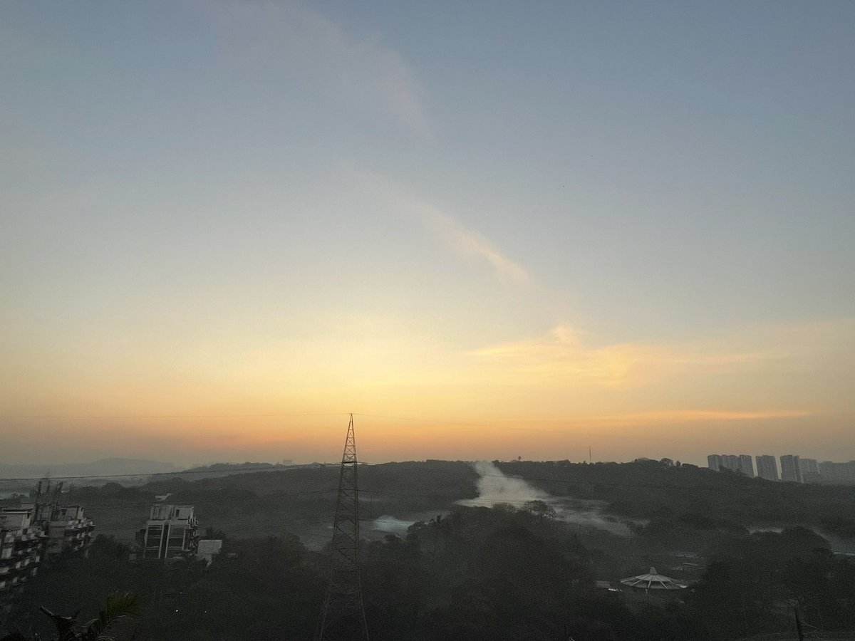 DrSanjayPande10's tweet photo. #Horizon depicts #colours n #ColourSplash as Sun mounts to spray light and #ultraviolets to clear skies ! The vista of #nature is fast changing as day trends with pace in maximumcity #mumbai https://t.co/cF0JD748MM