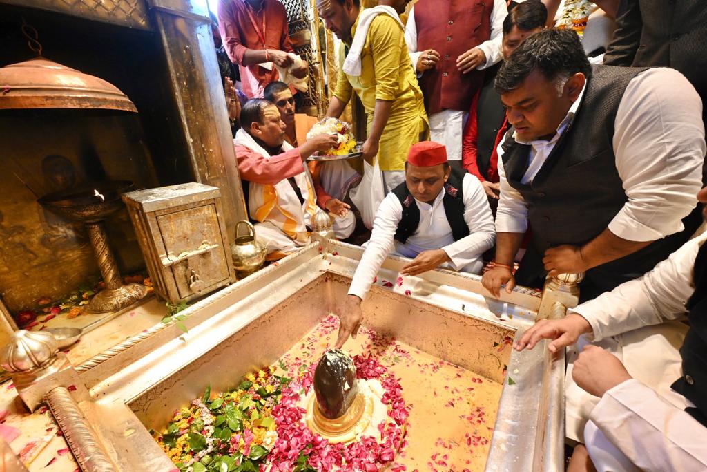 माननीय राष्ट्रीय अध्यक्ष श्री अखिलेश यादव जी ने वाराणसी में श्री काशी विश्वनाथ मंदिर में दर्शन प्राप्त किए।