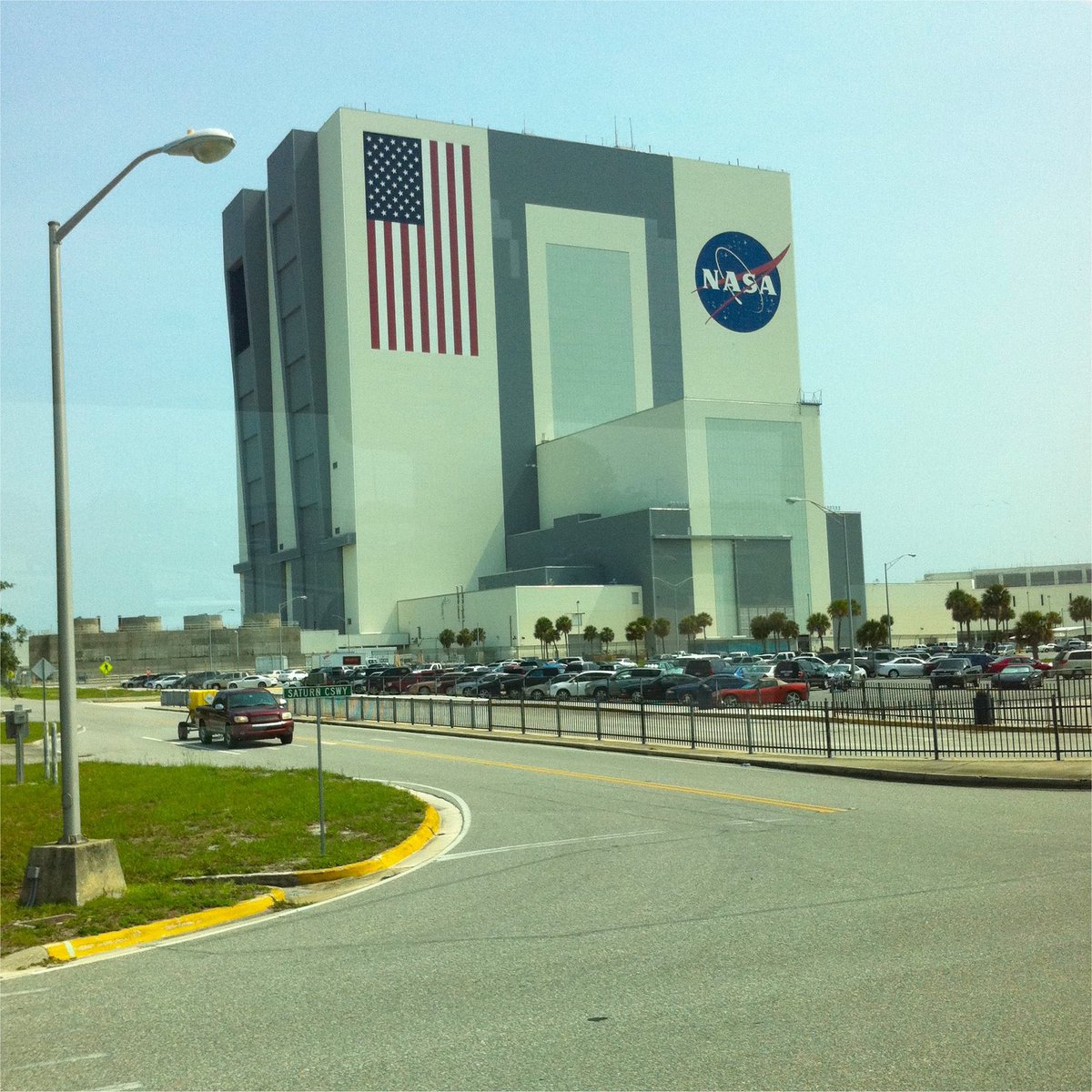 Die Mondrakete Saturn V wurde im sogenannten VAB auf den Start vorbereitet. Der mit Sternen gespickte Teil der US-Flagge auf diesem riesigen Gebäude ist so groß wie ein Basketballfeld.

#Eureka #Quiz #Apollo11 #Apollo50th 

en.m.wikipedia.org/wiki/Vehicle_A…