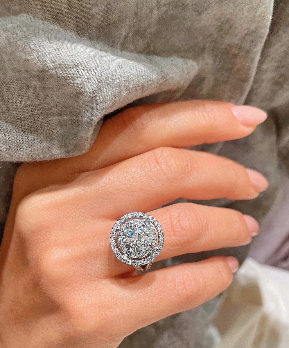 ThejewelMark1's tweet image. Brilliant Cut Round Moissanite Diamond Antique Engagement Ring etsy.me/3Yj6PPi #platinumring #roundcut #moissanitering #whitegoldring #diamondweddinring #modernring #personlizedjewelry #ringforher #birthstone #foreverring