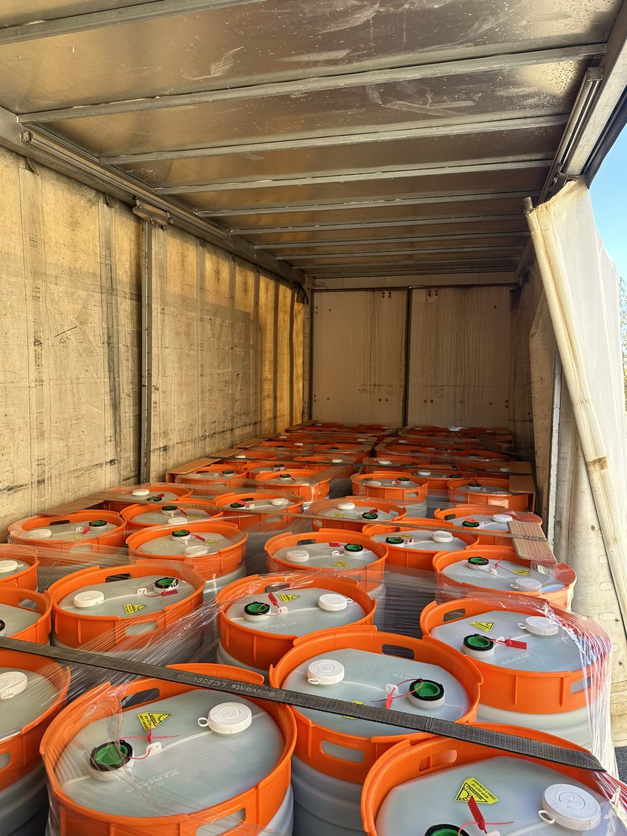 spraytec_aus's tweet photo. Gearing up for a productive summer and knockdown spray period here in WA with @DavidGrayAglink collecting another bulk order of #FULLTECMAX and #FULLTEC! As agronomist and grower confidence continues to grow, our brand is fast-becoming a recognisable and trusted industry player! https://t.co/FL7IGEzkke