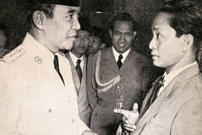 PecintaSejarah2's tweet photo. AIDIT DAN SOEKARNO JELANG G30S

Banyak literatur yg mengisahkan tentang hubungan harmonis antara Ketua CC PKI DN Aidit dengan Presiden Soekarno,jarang ada yg menulis fakta tentang ketegangan Aidit VS Soekarno saat menjelang pecahnya kudeta berdarah G30S/PKI.
Berikut ulasannya 👇 https://t.co/JLcvYOAQCH