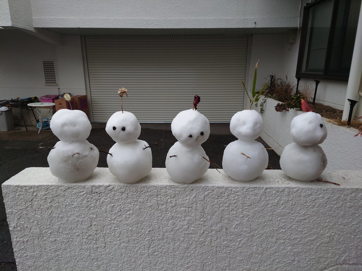 雪から雨に変わりましたね。
私達は明日には消えてなくなります。
明日の朝も足下お気をつけて！