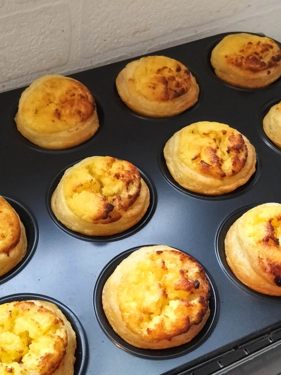 新作メイズオブオナーも😊
イギリスの国王ヘンリー8世が愛したお菓子👌
パイ生地に甘めのカッテージチーズを詰めて焼き上げた英国菓子です🎶
病みつきになりますよー💕