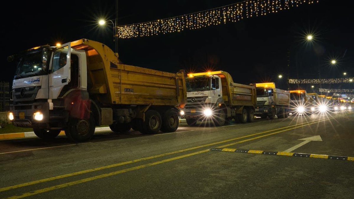 Karwanê bê nav dîsa ketîye rê. 
Bila ew nebînin. Kurd û xwedê bibînin bese. 

İsimsiz karvan yine yola di dizildi.
Varsın onlar görmesin, Kurdler ve yüce Allah görsün yeter