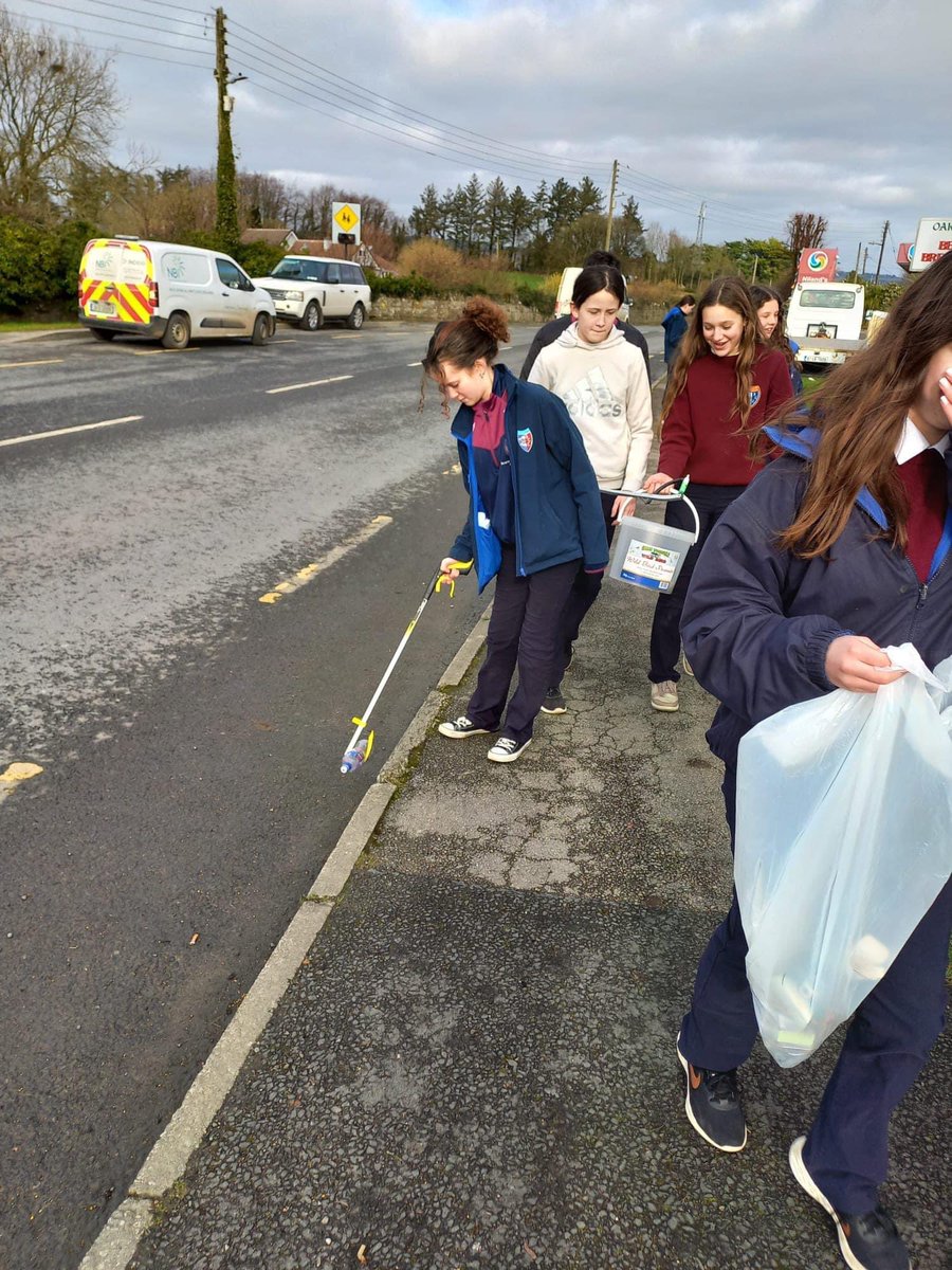 SCC 1st year PE class happily went for a walk today and picked litter along the road to Tuamgraney. Not much to be found but still glad to play their part #ourcommunity #ourresponsibility @ClareCoCo @scariffbayradio @TogherT