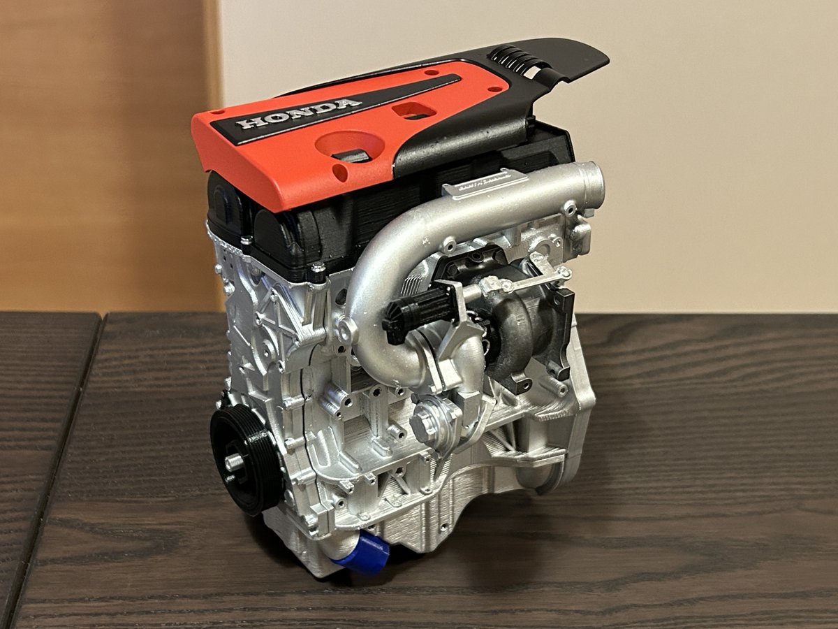 Graphite_One's tweet photo. 約2ヶ月かかりましたが、dbsWORKSの1/4スケール K20Cエンジンのミニチュアがヨーロッパから届きました。3Dプリンタで出力した樹脂を塗装(もしくは素材色)で作られたもののようです。サイズは18cm x 13cm x 11cmありますので結構大きいです
#FL5 #FK8 #civictyper #シビックタイプR #dbsWORKS https://t.co/0YBz0gMUxF