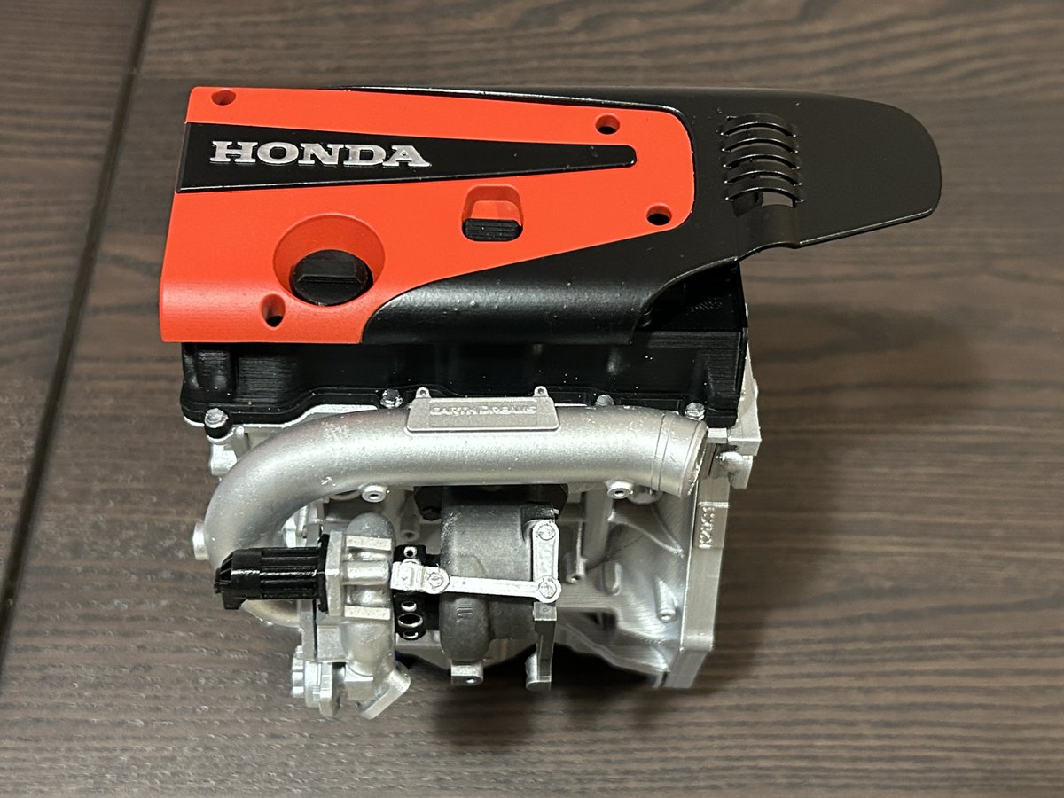 Graphite_One's tweet photo. 約2ヶ月かかりましたが、dbsWORKSの1/4スケール K20Cエンジンのミニチュアがヨーロッパから届きました。3Dプリンタで出力した樹脂を塗装(もしくは素材色)で作られたもののようです。サイズは18cm x 13cm x 11cmありますので結構大きいです
#FL5 #FK8 #civictyper #シビックタイプR #dbsWORKS https://t.co/0YBz0gMUxF