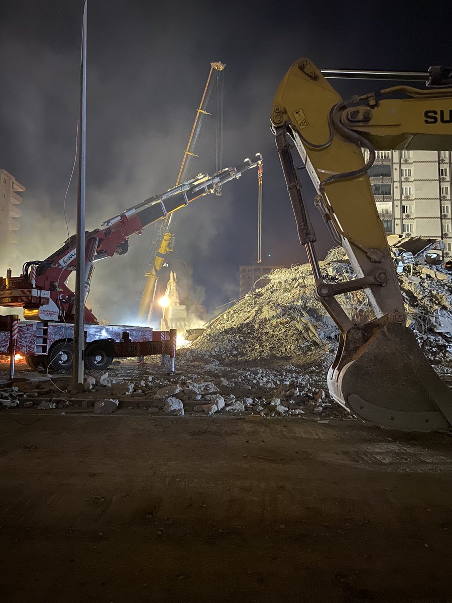 4 gunu geciyor. afad dun ogle gibi gelip aksam gitti. hickimse yok bekliyorum annemi oylece bir mucize olsun diye burasi cok kotu kimse bana inanmiyor ekip yok ekip yetersiz diyorum neden duymuyorsunuz nefes alamiyorum artik #gaziantepdeprem #acildeprem #YardimEdin