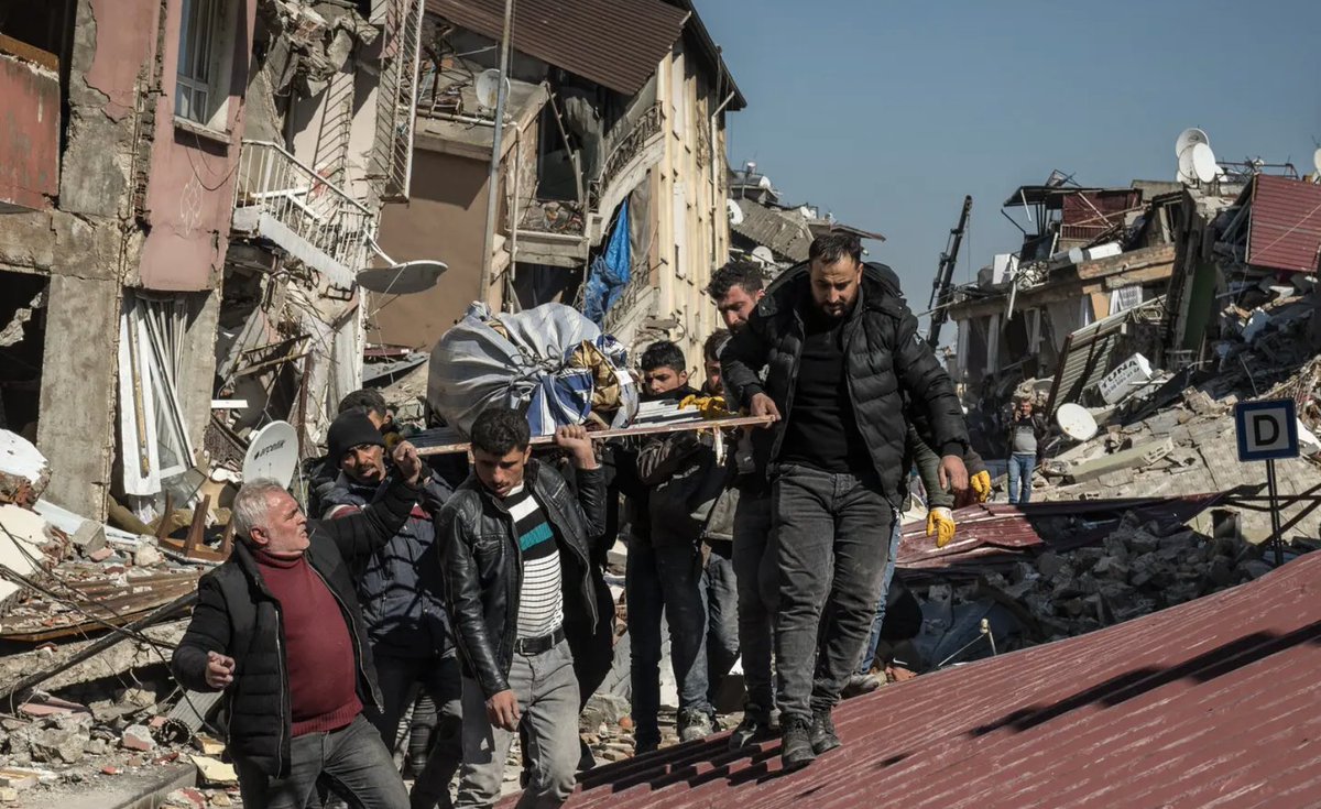 dlepeska's tweet photo. Heartbreaking report by @VivianHYee &amp; @nimetkirac with stunning photos by @SergeyPonomarev @e_garthwaite @ilduntolga 

“Hatay is over,” said Ibrahim Kaya. All they had managed to save from their home was a bag of borek. https://t.co/UekwcCCRkN