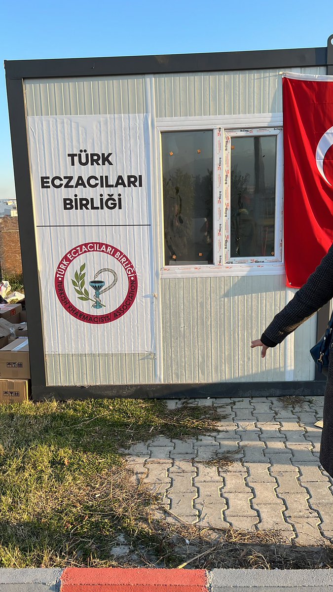ekncFthh's tweet photo. Seyyar Eczanemiz Herkesin Hizmetinde Duyuralım Dostlar 

#iskenderundeprem 
#depremsondakika 
#hatay https://t.co/9nOOf3nBED
