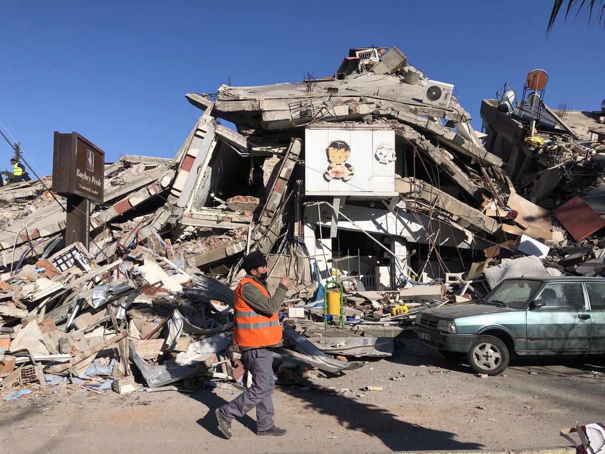 Tagelang war die Menschen in Adiyaman ohne professionelle Hilfe. Die, die jetzt langsam eintrifft, kommt für so viele zu spät. Tote liegen in Decken gehüllt am Straßenrand, weil es hier an fast allem fehlt. Auch an Leichensäcken. #Adiyaman #earthquaketurkey