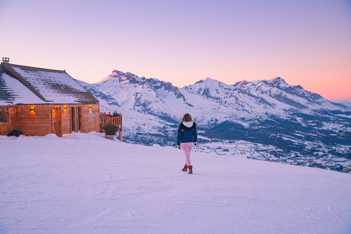 Bonheur de dormir là haut, face aux géants du #Dévoluy, sur le domaine skiable blotti dans sa mer de nuages…
📍Chalet Naïska dans <a href="/ledevoluy/">Le Dévoluy</a> . Une parenthèse ouatée au plus près du 7e ciel.
#magnifiquefrance