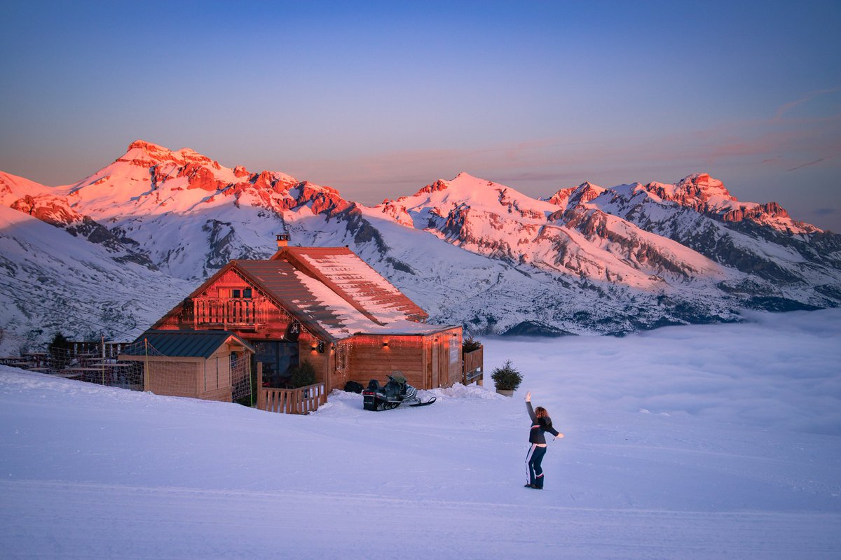 itinera_magica's tweet image. Bonheur de dormir là haut, face aux géants du #Dévoluy, sur le domaine skiable blotti dans sa mer de nuages…
📍Chalet Naïska dans @ledevoluy . Une parenthèse ouatée au plus près du 7e ciel.
#magnifiquefrance