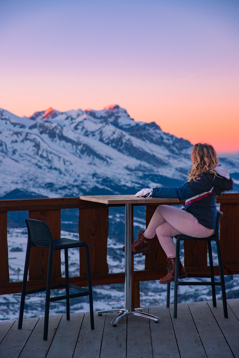 itinera_magica's tweet image. Bonheur de dormir là haut, face aux géants du #Dévoluy, sur le domaine skiable blotti dans sa mer de nuages…
📍Chalet Naïska dans @ledevoluy . Une parenthèse ouatée au plus près du 7e ciel.
#magnifiquefrance