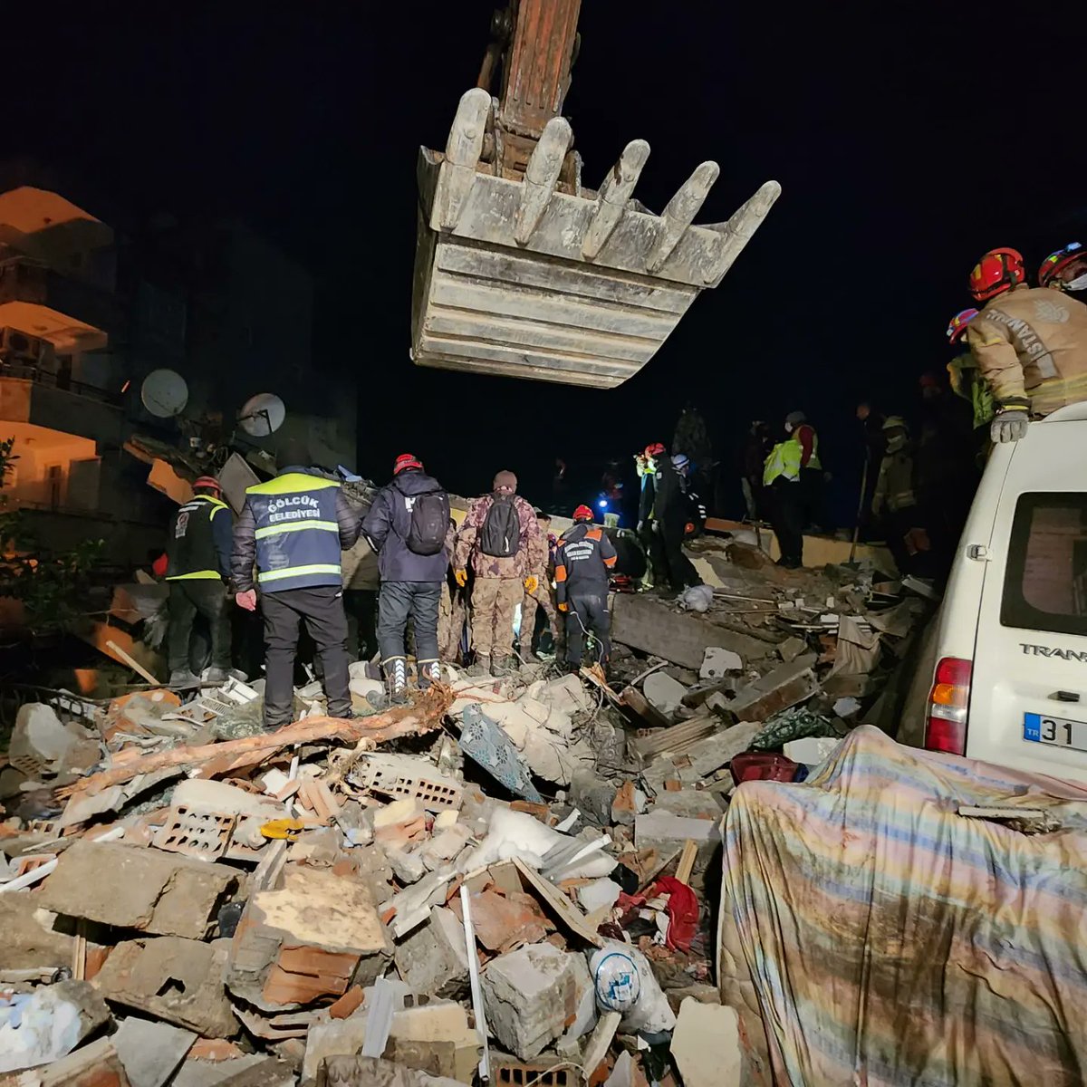 AvYildirimSEZER's tweet photo. 92 saat sonra, Gölcüklü hemşehrimiz İlhan Elmas'ın iş makinesinin çalıştığı enkazdan kurtulan depremzedeye şahitlik ettik. https://t.co/3QlOpc3vZs