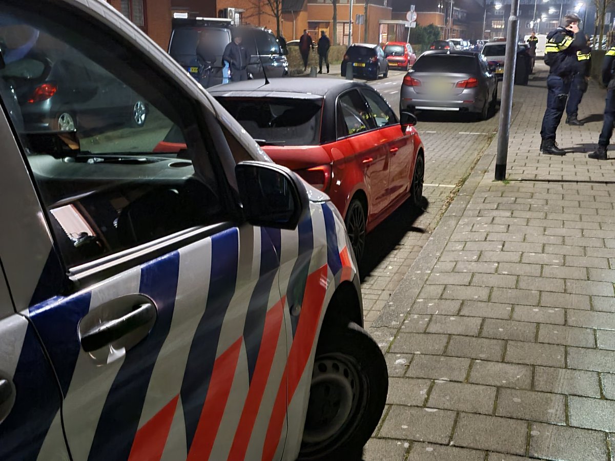 Gisteren tijdens een #drugsactie op de Matthijs Marisstraat in #Krispijn een 31 jarige Dordtenaar aangehouden en div. kopers van drugs. In de woning van de verdachte is een handhoeveelheid drugs aangetroffen en geld.Tevens is zijn auto in beslag genomen. #Dordrecht <a href="/POL_Dordrecht/">Politie Basisteam Drechtsteden Binnen</a>