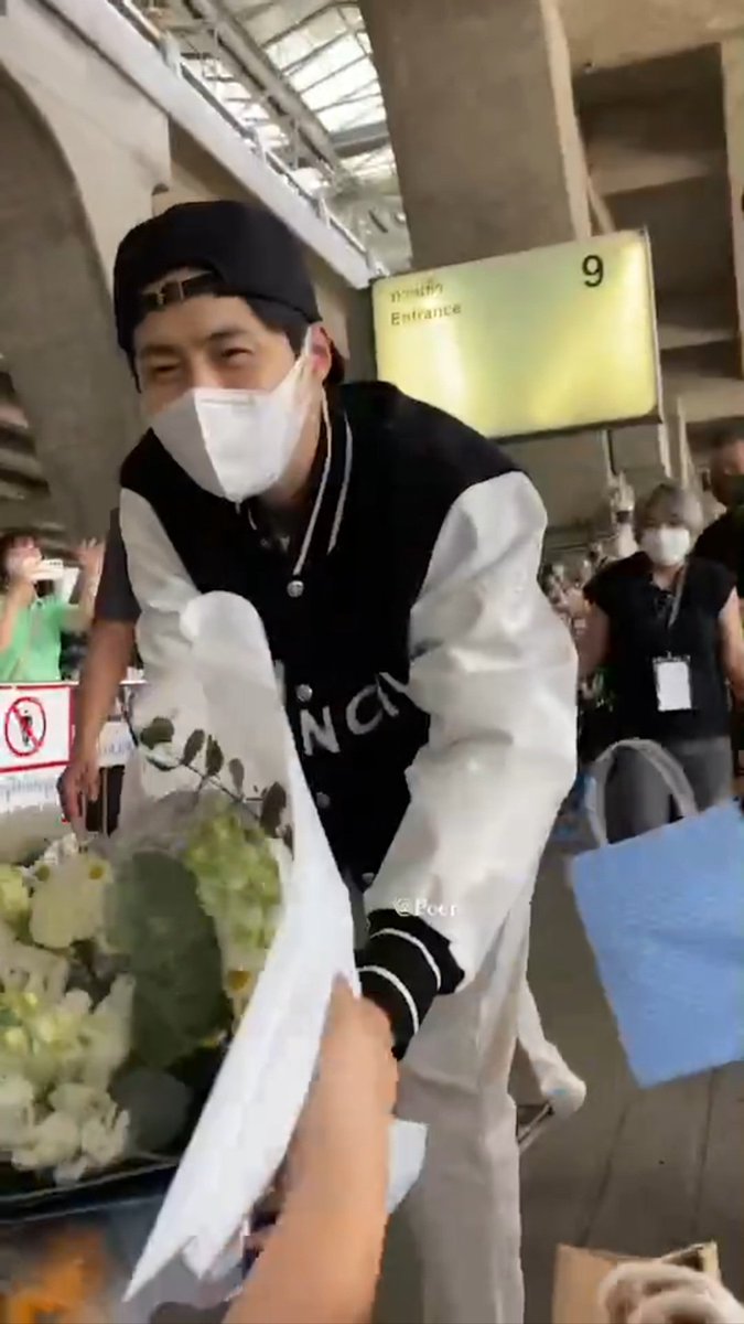 bellhohada's tweet photo. แล้วดูสายตาเค้าสิ 🥰
#WelcomeKimSeonhoBackHome
#WelcomeKimseonhoToThailand
#김선호 #คิมซอนโฮ #KimSeonHo https://t.co/IDJXlaJ1Vl