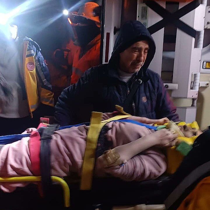 AvYildirimSEZER's tweet photo. 92 saat sonra, Gölcüklü hemşehrimiz İlhan Elmas'ın iş makinesinin çalıştığı enkazdan kurtulan depremzedeye şahitlik ettik. https://t.co/3QlOpc3vZs