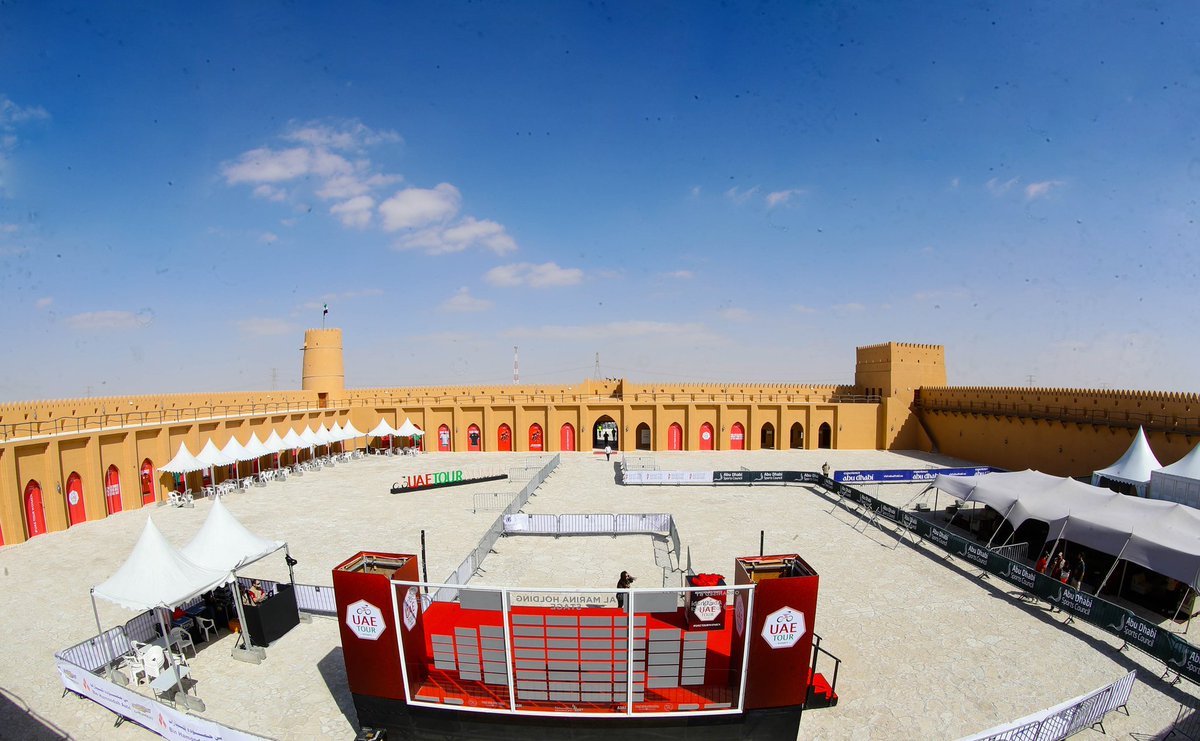 AbuDhabiSC's tweet photo. من هنا من «حصن الظفرة»..!
ستنطلق بعد ظهر اليوم.. المرحلة الثانية من #طواف_الإمارات_للسيدات برعاية المارينا القابضة، وبمشاركة نخبة من المتسابقات العالميات. https://t.co/AFpePDUE3U