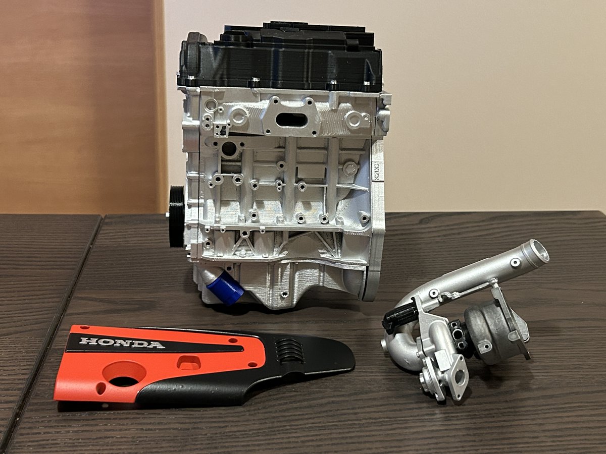 Graphite_One's tweet photo. 手作りのため、ブロック表面にプリント層が見える、エンジンカバーの塗装がゴミ噛みをしている、といった粗い部分もあります。そのため大手の既製品のような品質は求めてはダメですね。品質どうこうより、ロマンや雰囲気を求める人向けだと思います
#FL5 #FK8 #civictyper #シビックタイプR #dbsWORKS https://t.co/gYzMMHEASl