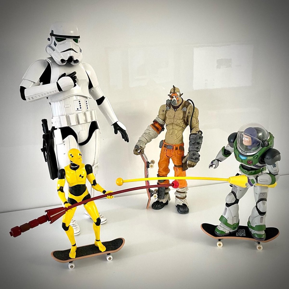 anthoatana's tweet photo. Joute sur skate 🛹 #skateboard #stormtrooper #starwars #disney #hottoy #krieg #borderlands #buzzlightyear #shfiguarts #testman #figma #toy #toystory #toystagram #toyphotography #actionfigures https://t.co/9CZcTX4Uji