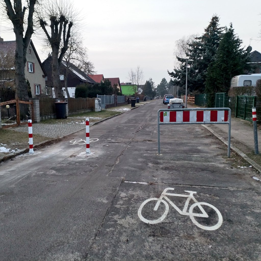 radbezirk_mahe's tweet image. Ein kleines Geschenk zum #WinterBikeToWorkDay: Das neue Pkw-Sieb in der #Alberichstraße hat die Arbeit aufgenommen. Der neue #Modalfilter lässt sich umklappen. Früher wurde der Platz oft als Parkplatz verwendet.