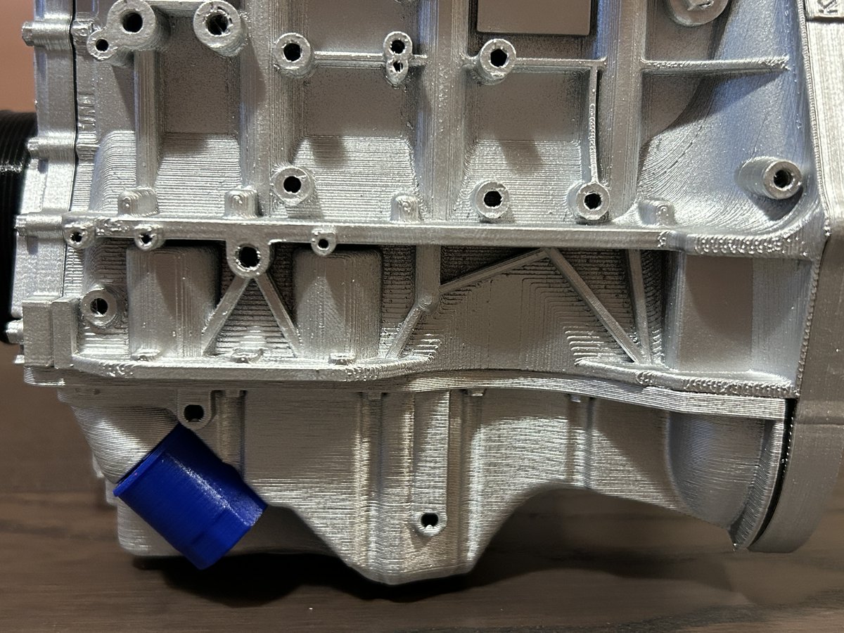 Graphite_One's tweet photo. 手作りのため、ブロック表面にプリント層が見える、エンジンカバーの塗装がゴミ噛みをしている、といった粗い部分もあります。そのため大手の既製品のような品質は求めてはダメですね。品質どうこうより、ロマンや雰囲気を求める人向けだと思います
#FL5 #FK8 #civictyper #シビックタイプR #dbsWORKS https://t.co/gYzMMHEASl