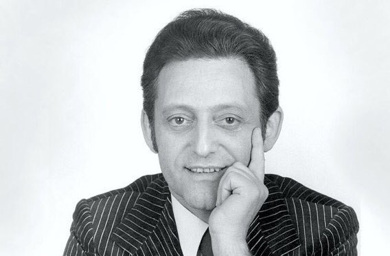 In einer Schrebergartenanlage überlebt Hans Rosenthal die Shoah. Freundinnen seiner Großmutter verstecken ihn in einer Laube vor den Nazis-zwei Jahre lang. 
Als sich Ende April 1945 die rote Armee Berlin-Lichtenberg nähert, läuft Hans Rosenthal seinen Befreiern entgegen.