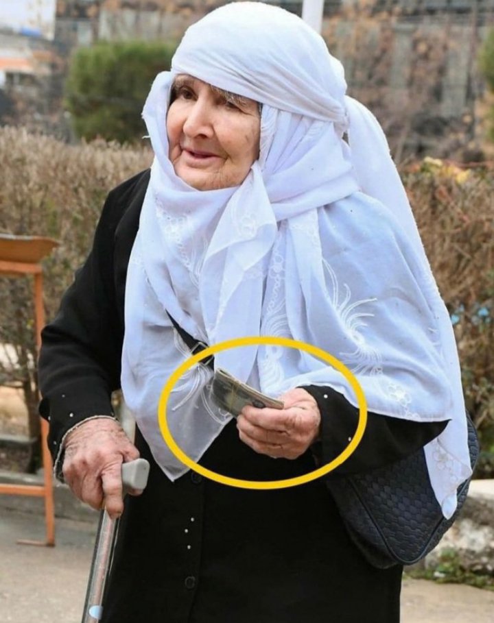 İşte 
Kürt kadını
Kürt Annesi
Kürdistan insanı
Bu insanlar benim annem, buralar benim topraklarım, bu benim ahlakım ve kültürüm.