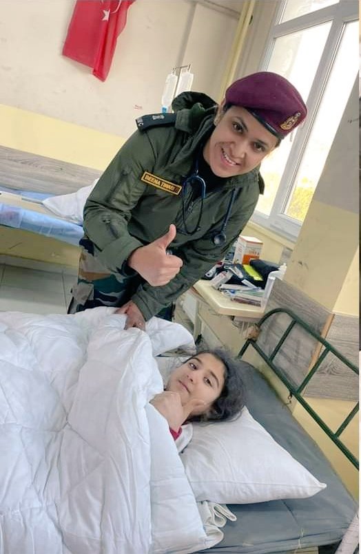 GuptaKaustuva's tweet photo. #OperationDost
#earthquakeinturkey
#earthquakeinsyria
Despite mother found, father,brothers,under the rubble,the child #nasreen is spending days in the #Indiancamp ,16 #ParaFieldHospital, Turkey, safe .
6 yrs Nasreen was rescued after being trapped under the rubble for 3 days. https://t.co/z3G1IeQ5AU